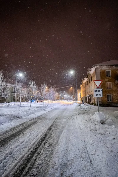 Vista Panorâmica Iluminação Noturna Acima Estrada Nevada Cercada Por Árvores — Fotografia de Stock