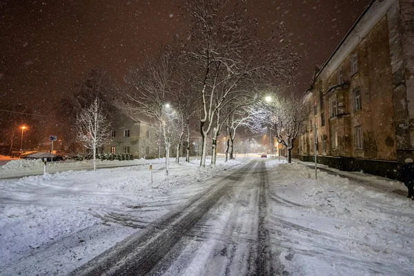 Malowniczy Widok Oświetlenie Nocy Nad Śnieżną Drogą Otoczoną Drzewami Budynkami — Zdjęcie stockowe