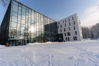 Gündüz vakti, Johvi City, Estonya 'daki kış parkındaki modern etkinlik salonu