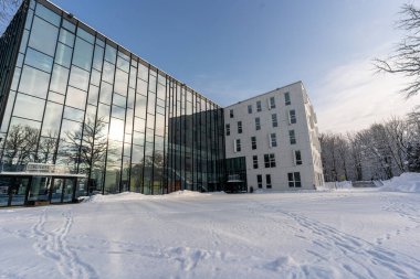 Gündüz vakti, Johvi City, Estonya 'daki kış parkındaki modern etkinlik salonu