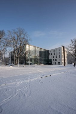 Gündüz vakti, Johvi City, Estonya 'daki kış parkındaki modern etkinlik salonu