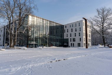 Gündüz vakti, Johvi City, Estonya 'daki kış parkındaki modern etkinlik salonu