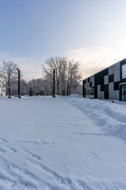 Gündüz vakti, Johvi City, Estonya 'daki kış parkındaki modern etkinlik salonu