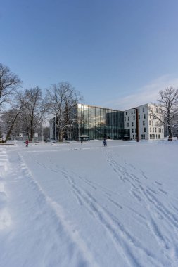 Gündüz vakti, Johvi City, Estonya 'daki kış parkındaki modern etkinlik salonu