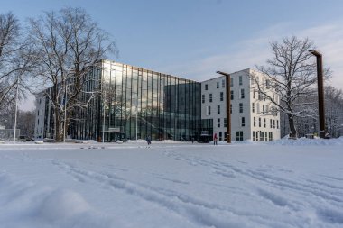 Gündüz vakti, Johvi City, Estonya 'daki kış parkındaki modern etkinlik salonu