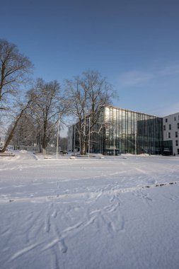 Gündüz vakti, Johvi City, Estonya 'daki kış parkındaki modern etkinlik salonu