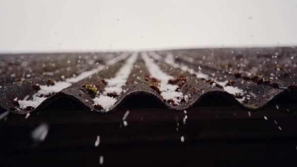 Zpomalený Záběr Kroupy Padající Střechu Vesnického Domu — Stock video