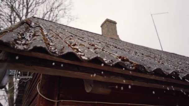 村の家の屋根の上に落ちる雹のスローモーション映像 — ストック動画