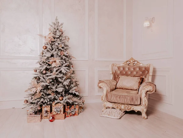 Beyaz Noel ağacı ve oyuncaklarla dolu bir Noel ağacı.