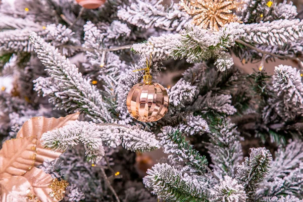 Χριστουγεννιάτικο Παιχνίδι Μπάλα Από Χρυσό Χρώμα Κρέμεται Ένα Κλαδί Έλατο — Φωτογραφία Αρχείου