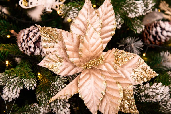 Noel ağacında güzel bir fiyonk Noel süsü