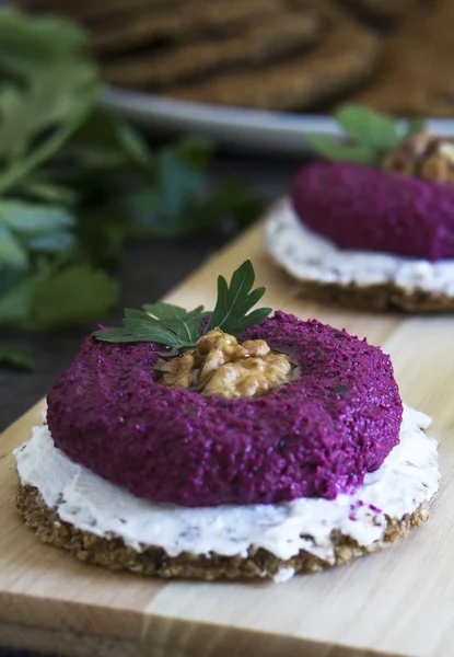 Pkhali pancar tam tahıl somun Keçi peynir ve ceviz ile üzerinde