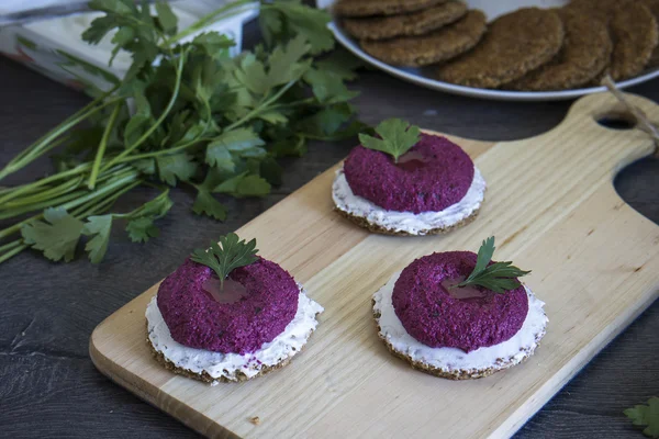 Pkhali pancar üzerinde keçi peyniri ile bütün tahıl somun