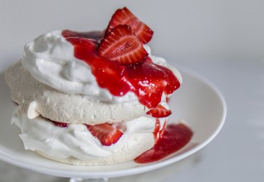 Pavlova kek çilek ile