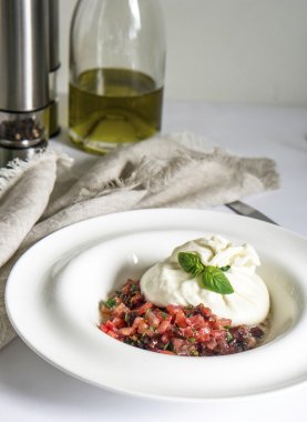 Burrata mozzarella domates tartar ile
