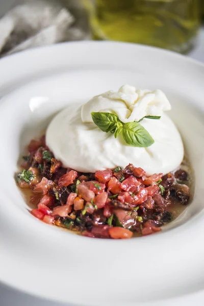 Burrata mozzarella domates tartar ile