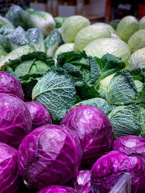 Süpermarketin tezgahında farklı renkte lahana var.