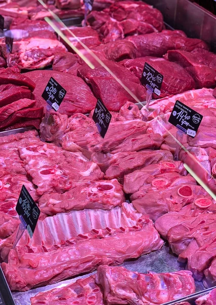 Satılık bir mağaza vitrininde et