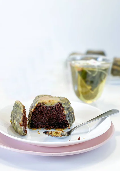 Küçük kalp şeklinde çikolatalı pasta.