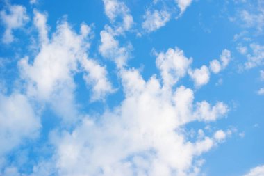 Mavi gökyüzü, dönen bulutlarla donatılmış.