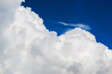 Mavi gökyüzü, dönen bulutlarla donatılmış.