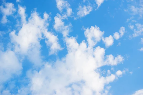 Mavi gökyüzü, dönen bulutlarla donatılmış.