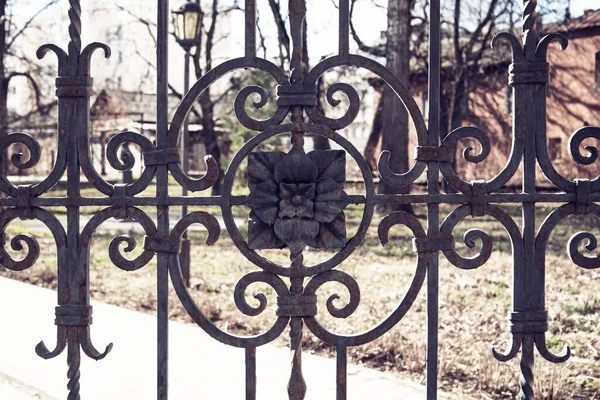 Siyah antika işlenmiş demir çitler.