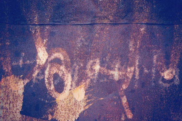 Pas ve beyaz boya izleri taşıyan metal doku.