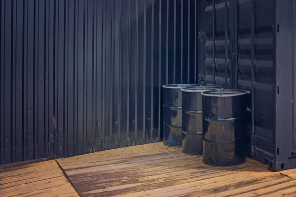 Черные бочки для использования в качестве столов в уличном кафе — стоковое фото
