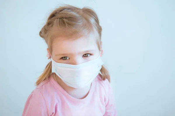 Трехлетняя девочка в медицинской маске — стоковое фото