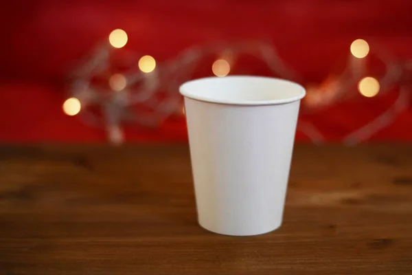 Blanc vide tasse en carton sur fond en bois — Photo