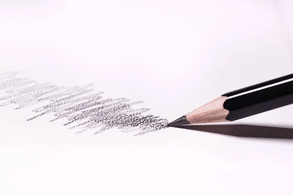 Graphit-Bleistift streicht über Papier Stockbild