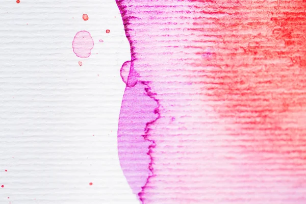 beyaz desenli kağıt üzerinde pembe ve kırmızı suluboya arkaplan