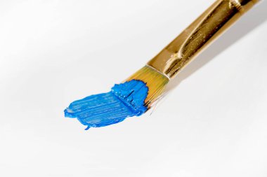 Beyaz zemin üzerine mavi fırça darbesi