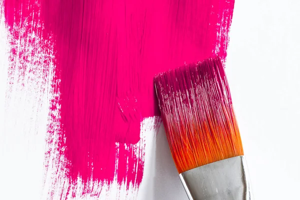 편편 한 붓 아크릴 페인트를 분홍빛으로 내다 — 스톡 사진