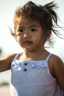 küçük bir Pasifik adasında kız