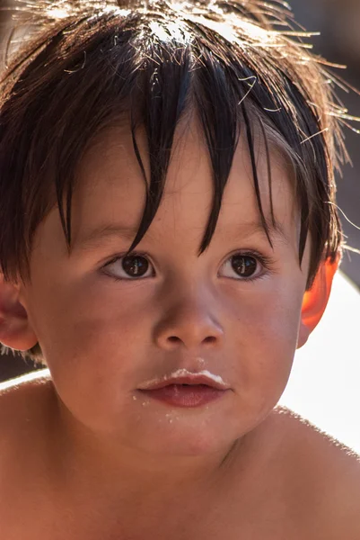 Un pequeño rostro de chicos hispanos — Foto de Stock