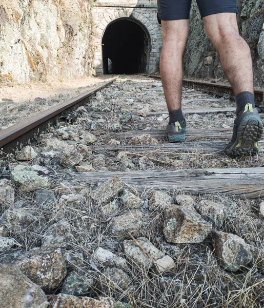 鉄道の線路に沿って歩く男 — ストック写真