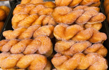 Tatlı çörek sebze yağda kızartılmış ve krema şeker ile strewed