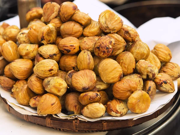 Louça de madeira com castanha frita quente — Fotografia de Stock