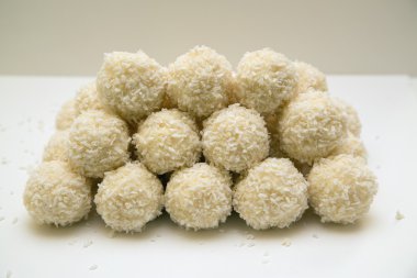 Tatlı topları ile Hindistan cevizi tıraş duş aldım.