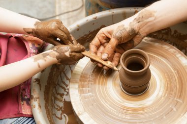 Potter's tekerlek bir potu yapıyoruz