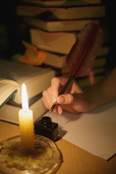 Tüy hafif mum tarafından bir elinde