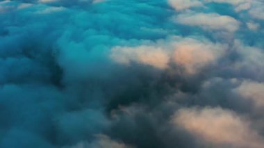 Yoğun kümülüs bulutlarının üzerinden uç.