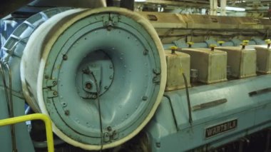 Lavrentiia, Chukotski bölgesi, Rusya - 15 Ağustos 2020: Wartsila şirketinin iç yanmalı gemi motoru deniz gemisine yüklendi.