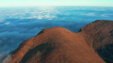 Dağın tepesini ve sis bulutunu gör..