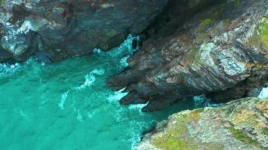 Kıyı kayası ve fırtınalı denizin en üst manzarası..