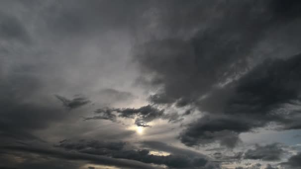 Wolken Vliegen Aan Hemel Door Hen Verlicht Zon Een Kleine — Stockvideo