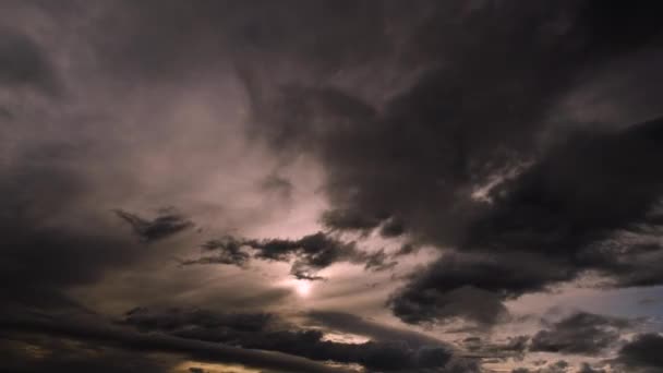 Bewolkte Lucht Waarop Wolken Snel Door Hen Vliegen Schijnt Schemerig — Stockvideo