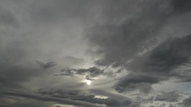 Atmosféra Země Letícími Mraky Slabým Sluncem Malý Pohyb Houpání Fotoaparátu — Stock video